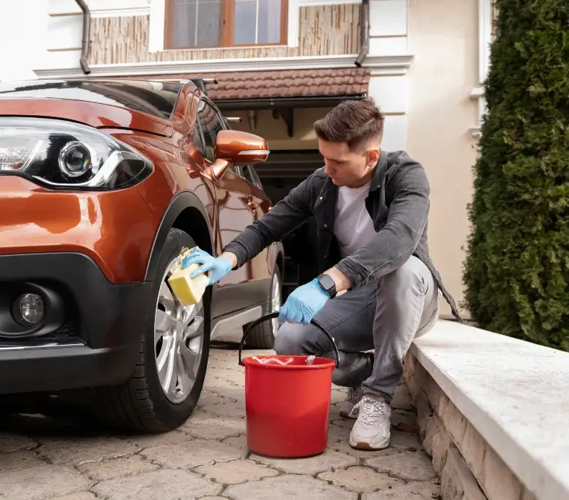 Lavage auto à domicile Boissy-Mauvoisin : professionnel intervenant sur un véhicule